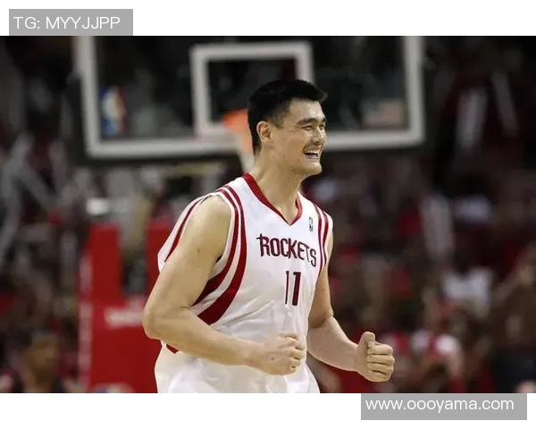 姚明被拍到与好友聚会引发热议网友纷纷评论其生活状态与篮球生涯的关系