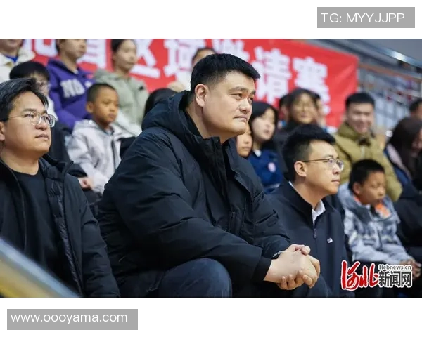 替补球员为姚明喝彩展现团队精神与团结力量的感人时刻