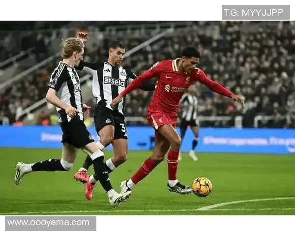 足总杯精彩对决那不勒斯与巴黎圣日耳曼战平争议判罚引发全场热议