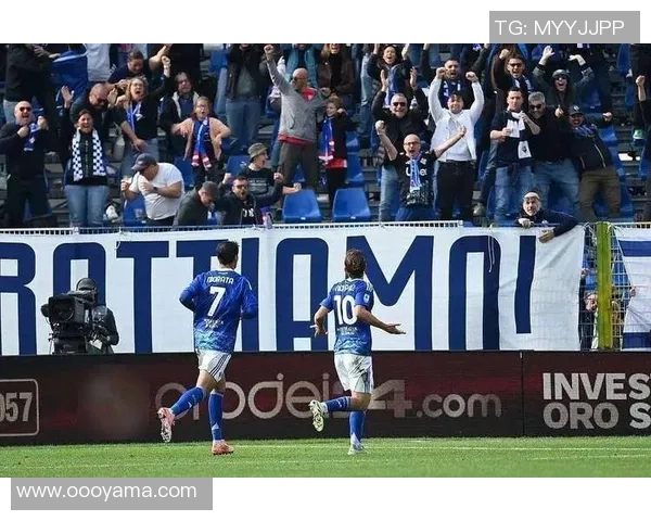 世界杯精彩对决皇马与AC米兰战成平局绝杀瞬间引发全场热烈反响