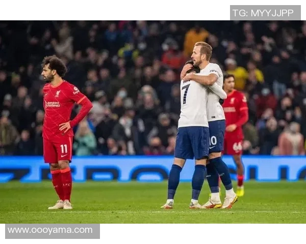 英超精彩对决：里昂逆转多特蒙德帽子戏法引发争议判罚热议