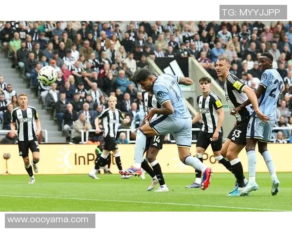 中超热战巴萨大胜巴黎乌龙球引发争议判罚全场沸腾